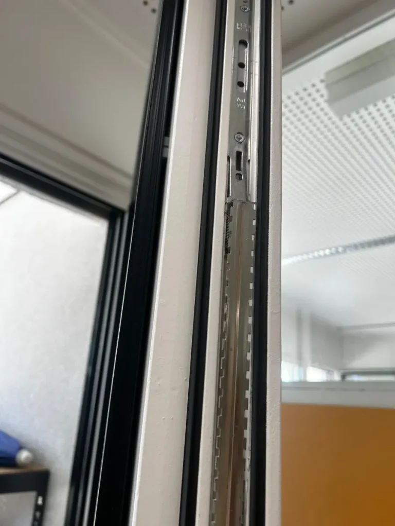 Beschlag im Falz eines Alufensters