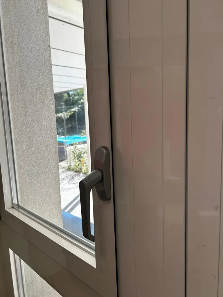 Alufenster mit Fenstergriff