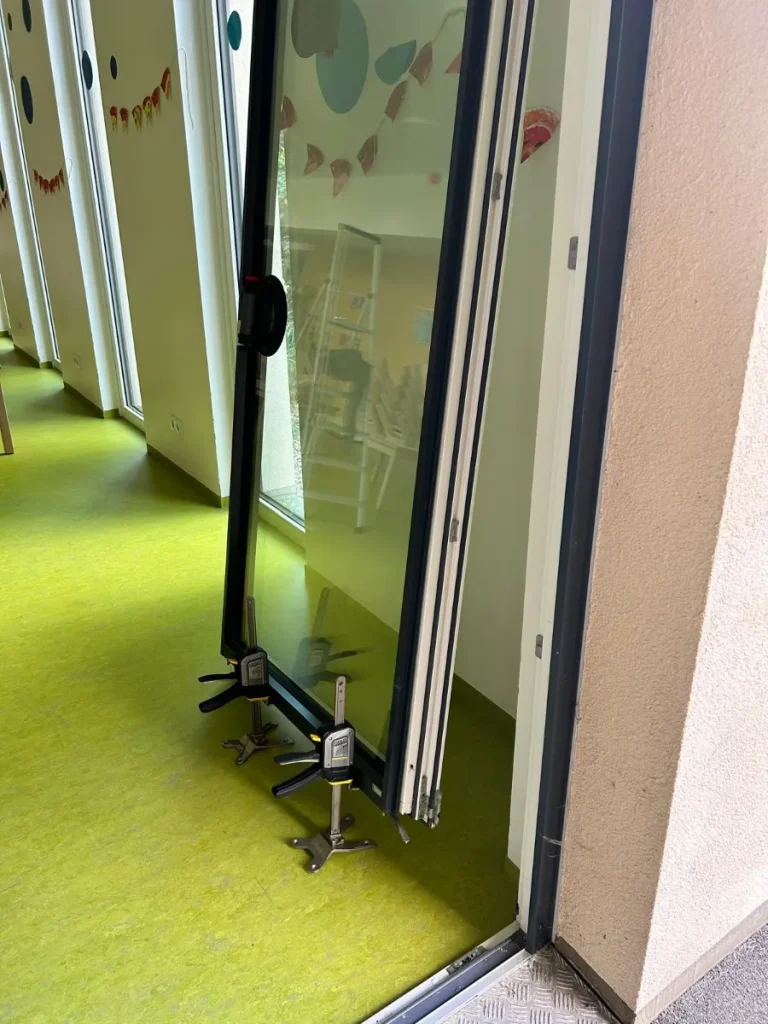 Geöffneter Kippflügel eines Alufensters