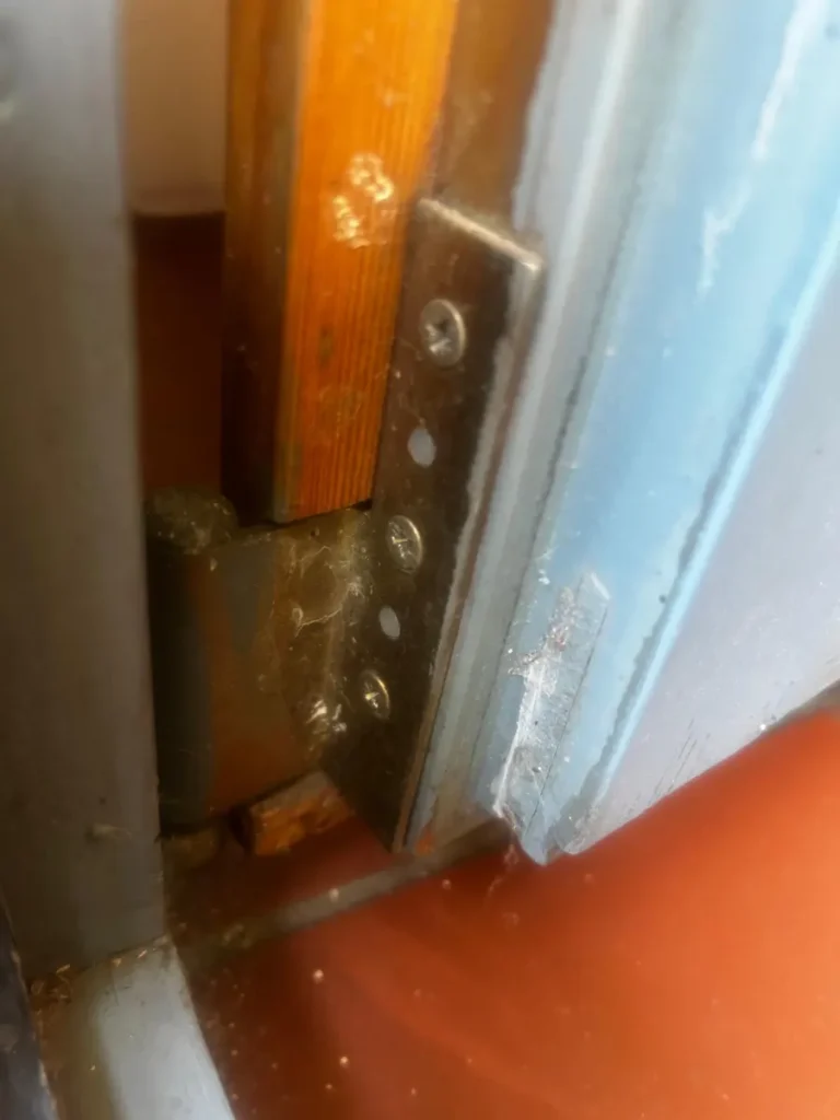 Ecklager, im Holz des Fensters eingelassen