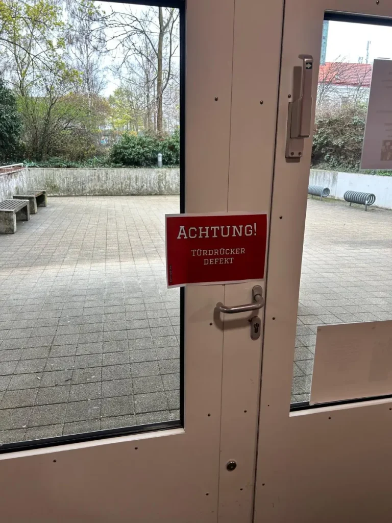 Zweiflügelige Eingangstür mit Glasfeldern