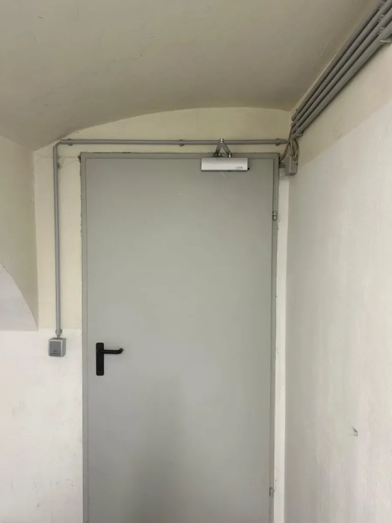 Fluchtwegtür mit Obentürschließer