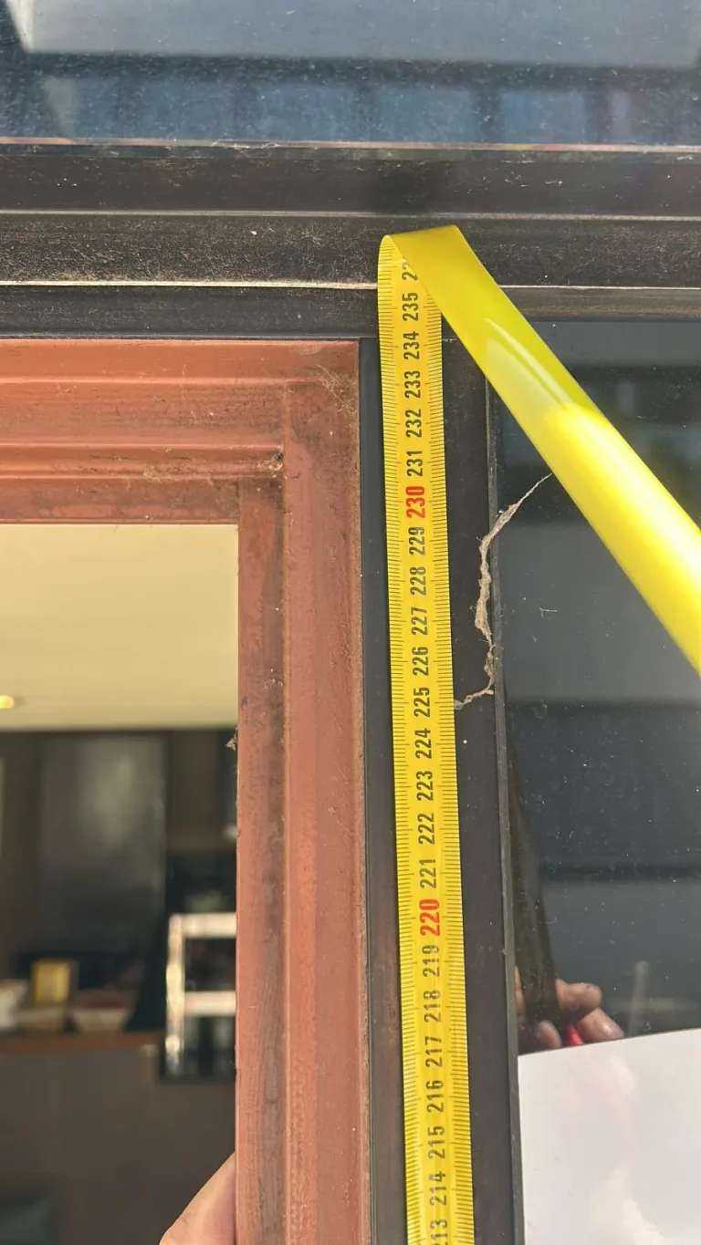 Holzfenster beim Ausmessen