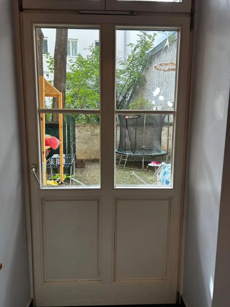Zweiflügelige Holztür mit Glasfeldern