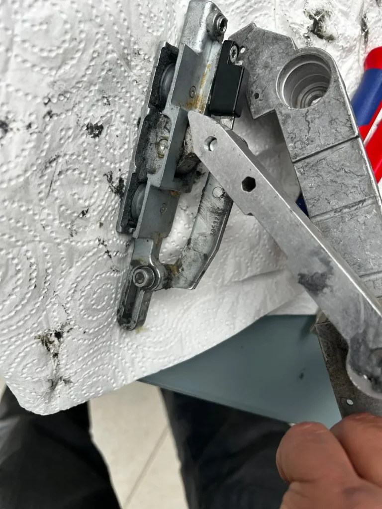 Defekter Laufschuh einer Hebe-Schiebe-Tür, Detail