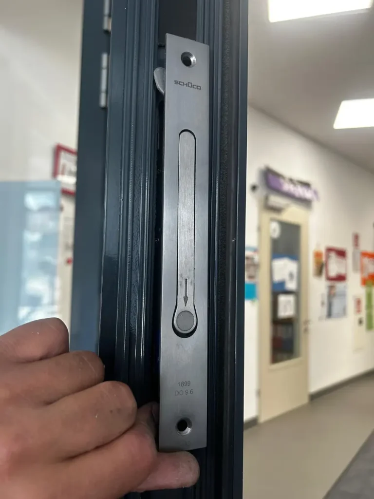 Stulp der Mehrfachverriegelung an einer Metalltür