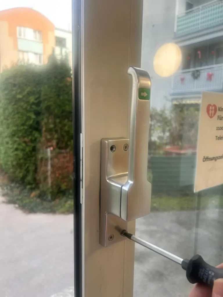 Griff an einer Glastür wird eingestellt