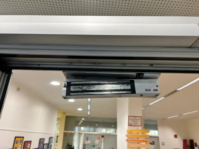 Türschließer im Eingangsbereich eines Geschäfts