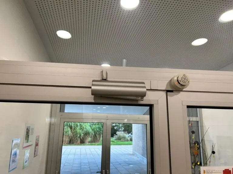 Obentürschließer an einer Glastür